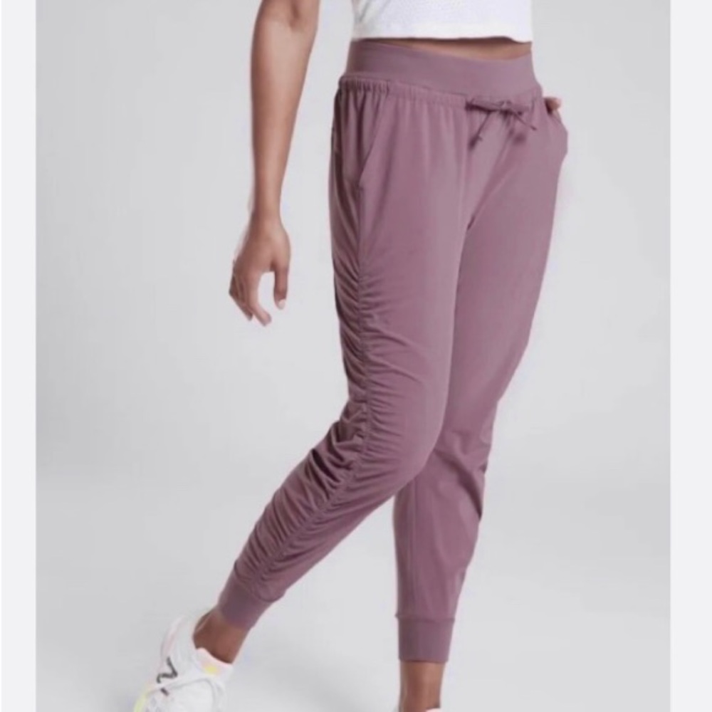 Athleta Attitude Side Ruched Lightweight Jogger Pants in Volcanic Violet Size 6